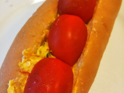 かぼちゃサラダとミニトマトのホットドッグロールパン